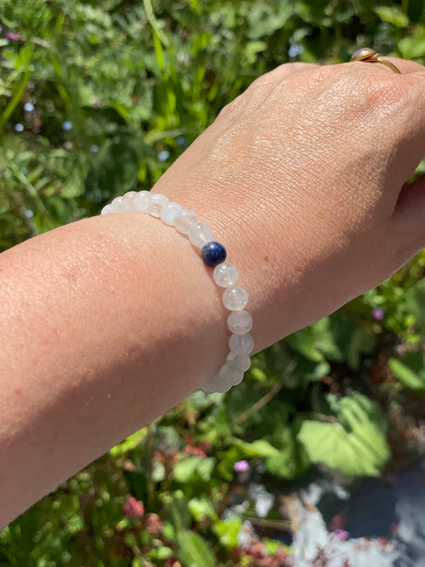 Bracelet en Pierre de lune bleutée : "Lueur céleste"
