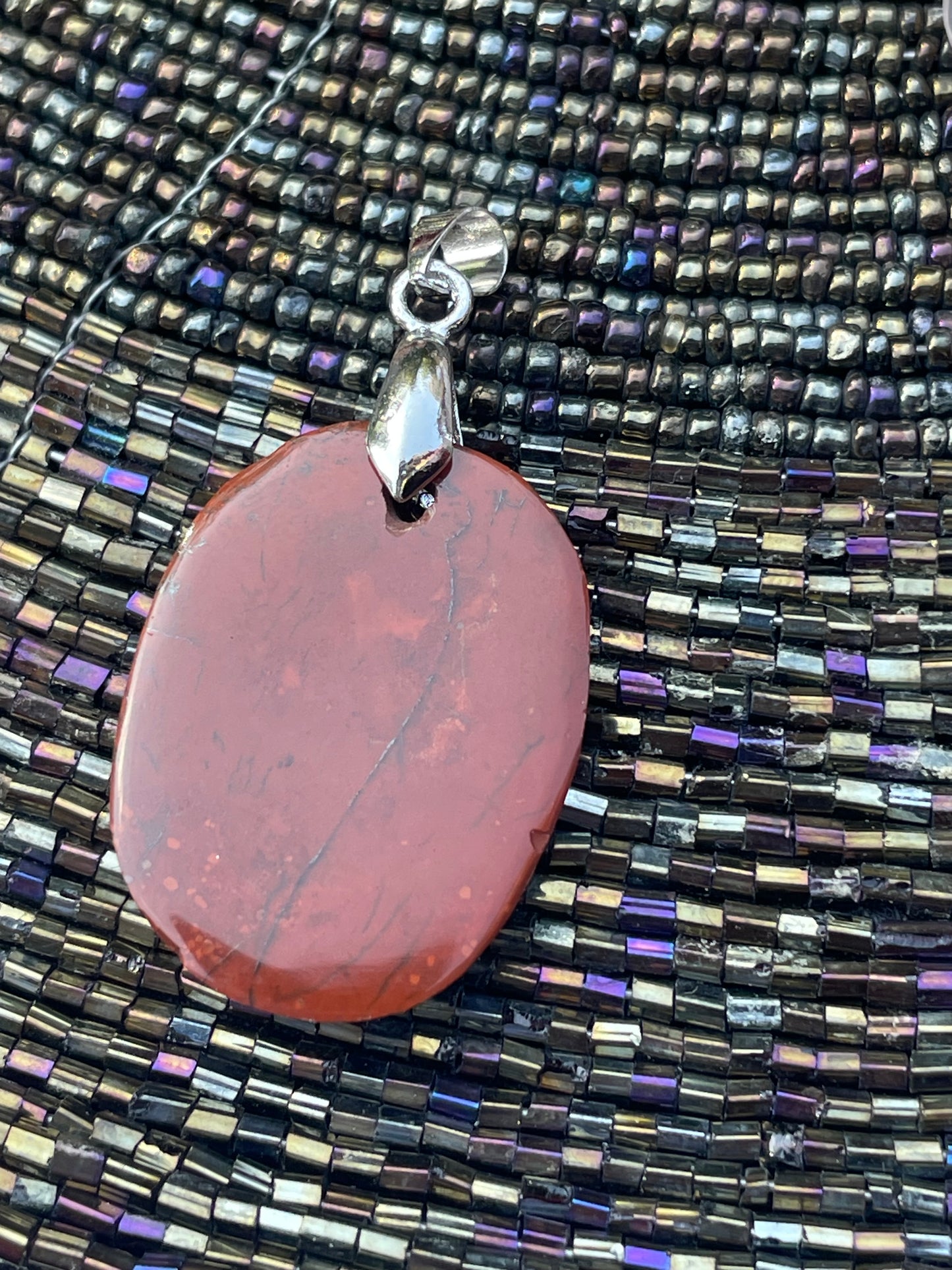Pendentif ovale en jaspe rouge : "Racines sacrées"