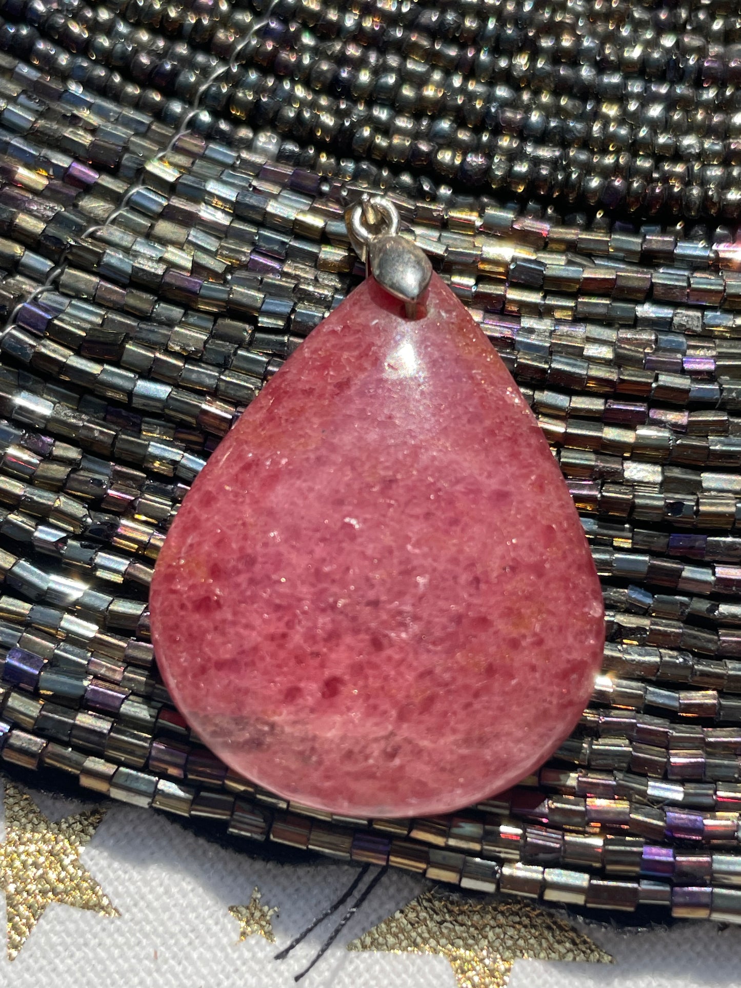 Pendentif en Rhodonite : Goutte de Cœur de rose