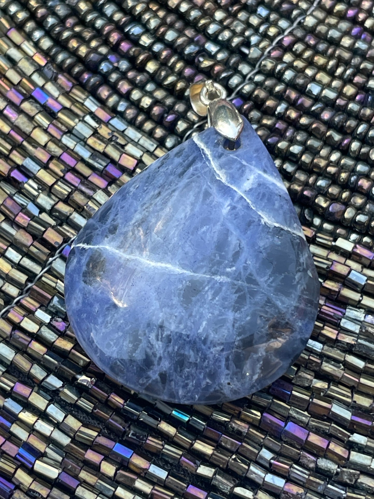 Pendentif goutte en sodalite : "Océan de sagesse"