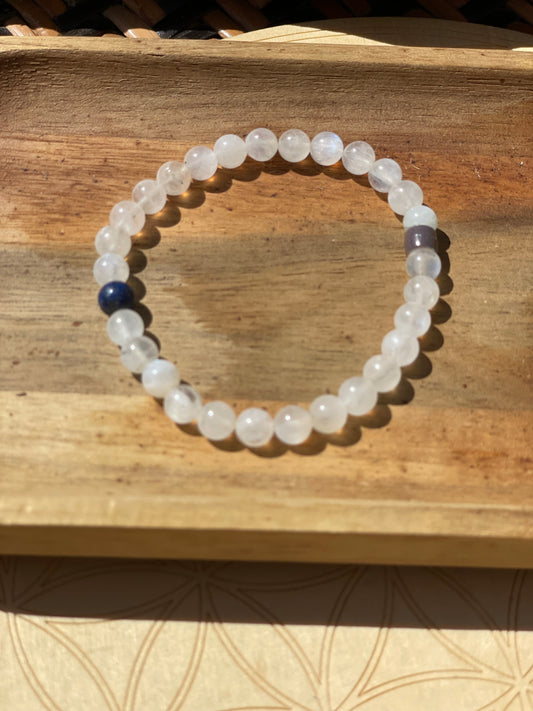 Bracelet en Pierre de lune bleutée : "Lueur céleste"