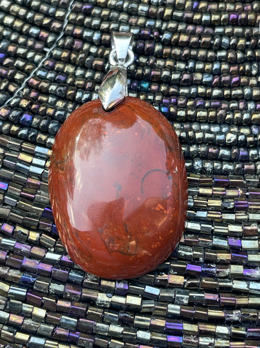 Pendentif ovale en jaspe rouge : "Racines sacrées"