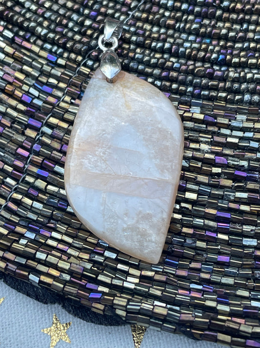 Pendentif en  Pierre de Lune Orangée : Lueur mystique