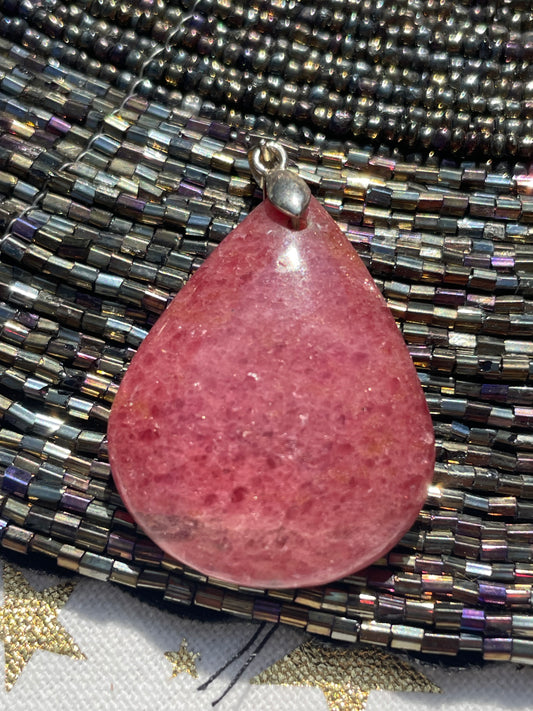 Pendentif en Rhodonite : Goutte de Cœur de rose