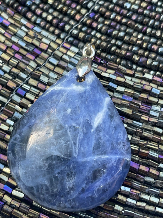 Pendentif goutte en sodalite : "Océan de sagesse"