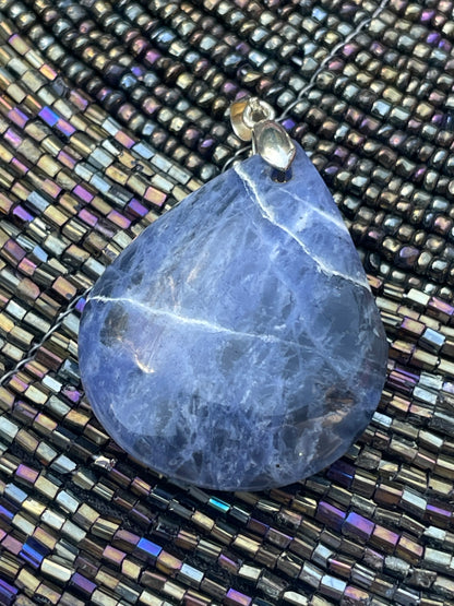 Pendentif goutte en sodalite : "Océan de sagesse"